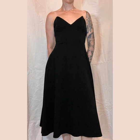 Pointed sweetheart neckline midi dress - Picture 2 of 7